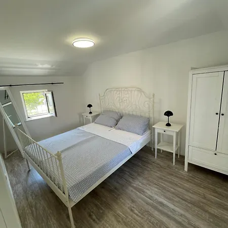 Balatura House Τρογκίρ